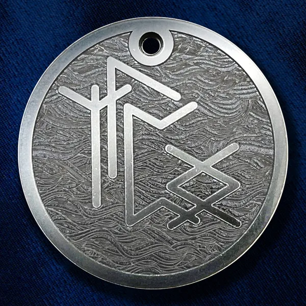 Амулет с рунескриптом Algiz-Laguz-Perthro-Ingwaz